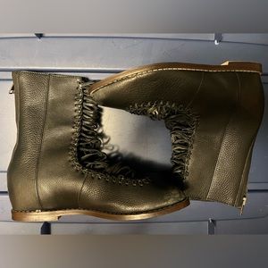 Free People Women’s Shoes, Size 7.5, Black Leather Zip Up, Light Wear Toe Scuffs